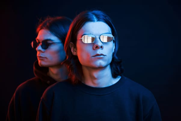 Jasper AI Paraphrase - Image of man and woman similar clothes and glasses with black background